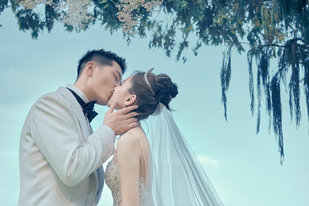 小姐姐一袭浅红色无袖连衣裙,简约休闲又时尚,轻松美出新高度,你喜欢吗?-红迪网平台